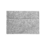 Silbergraue Aufbewahrungstasche aus weichem Filz mit glatter Oberfläche und minimalistischer Form, ideal für Ordnung und Stil