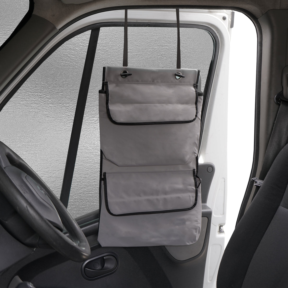 Graue Wohnmobil Frontscheibenabdeckung mit zwei Taschen, strapazierfähigem Material und praktischen Aufhängeschlaufen für optimalen Schutz und Funktionalität