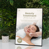 LED-Leuchtrahmen im DIN A2-Format, präsentiert ein Beauty-Behandlungsschild mit sanften Farben und einer entspannenden Spa-Atmosphäre