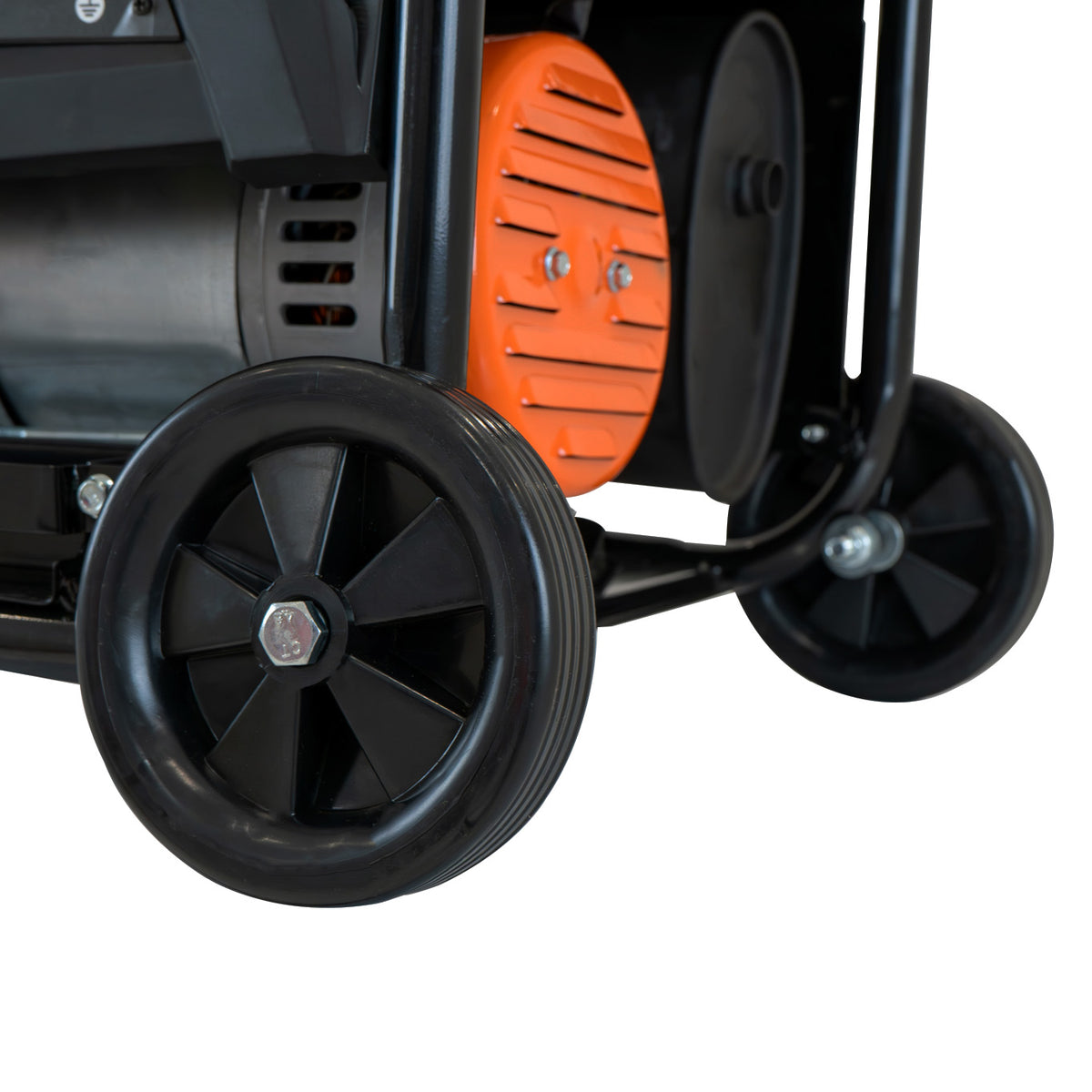 Schwarze Gummiräder mit stabiler Felge, orangefarbener Motorabdeckung und robuster Rahmenstruktur des tragbaren Benzingenerators T-Mech