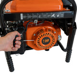 Tragbarer Benzingenerator mit orangefarbenem Motor, schwarzem Gestell und Handstartmechanismus, ideal für den Einsatz im Freien und bei Stromausfällen