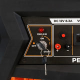 Schwarzer tragbarer Benzingenerator mit orangefarbenen Akzenten, Steuerpanel mit Schaltern, Schlüssel und Anzeige für Spannung und Stromstärke