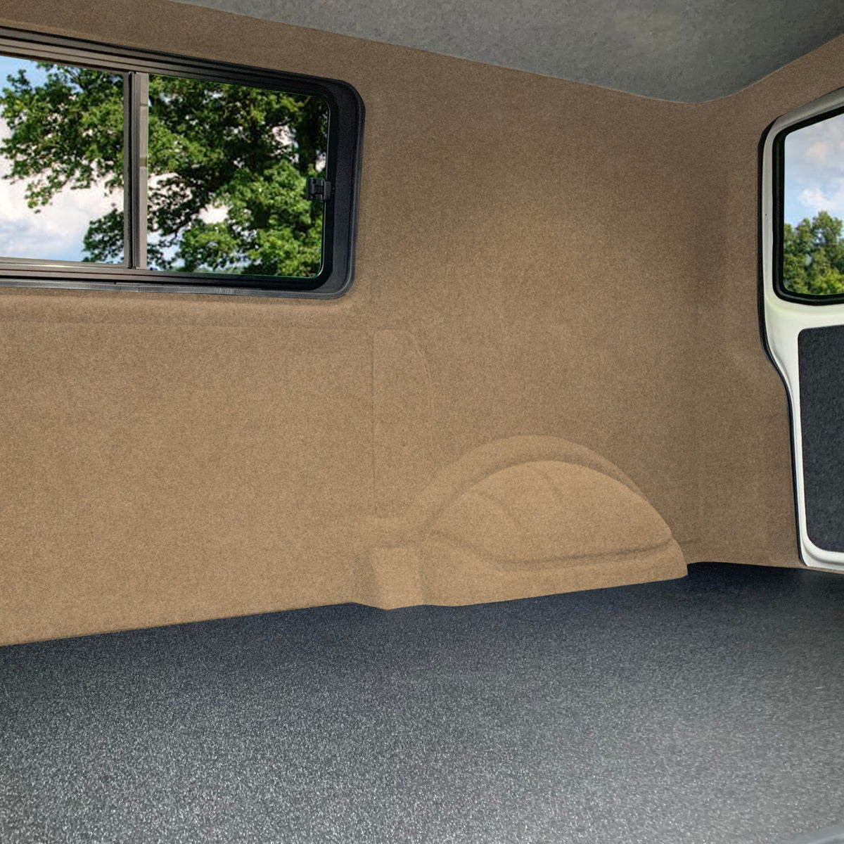 Beiger Autostoff mit weicher, samtiger Textur, der den Innenraum eines Fahrzeugs auskleidet und eine elegante, neutrale Atmosphäre schafft