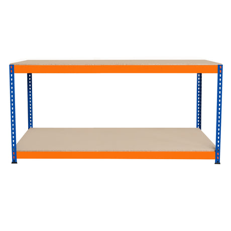 Zweistöckige Werkbank in orange und blau mit stabilen Metallrahmen und zwei großzügigen, hellen Arbeitsflächen aus strapazierfähigem Material