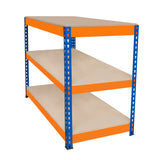 Zweistöckige Werkbank in Orange und Blau, mit stabilen Metallrahmen und robusten, hellen Arbeitsflächen aus Holz, ideal für Werkstätten und Garagen