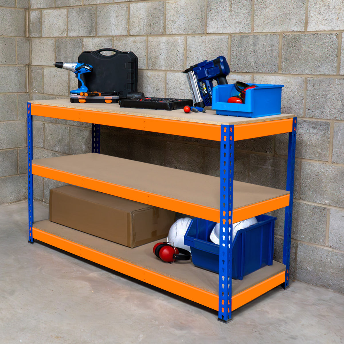 Zweistöckige Werkbank in Orange und Blau mit stabilen Regalen, Werkzeugen, Kisten und einer Arbeitsfläche aus Holz, ideal für Werkstätten und Garagen