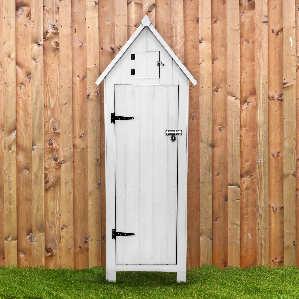 Grau lackierter Gartenschrank aus Holz mit spitzem Dach, zwei Türen und schwarzem Beschlag, vor einer Holzlattenwand auf grünem Rasen