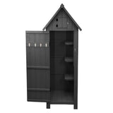 Grau lackierter Holz-Gartenschrank mit spitzem Dach, offener Tür, fünf Haken und drei Regalen für praktische Aufbewahrung im Freien