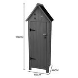 Hochwertiger grauer Gartenschrank aus Holz mit spitzem Dach, zwei Türen, robusten Scharnieren und einer praktischen oberen Ablagefläche für Gartenutensilien