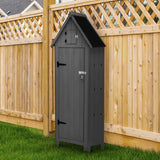 Grau lackierter Gartenschrank aus Holz mit schrägem Dach, stabilen Türen und metallischen Beschlägen, steht auf grünem Rasen neben einem Holzzaun