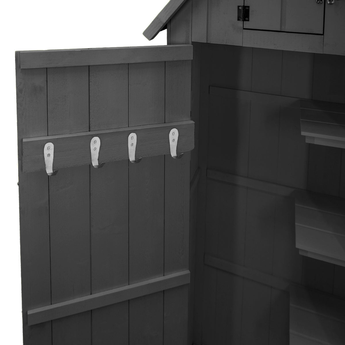 Grau lackierter Gartenschrank aus Holz mit mehreren weißen Haken an der Wand, innen mit Regalen für die Aufbewahrung von Gartenutensilien