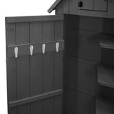 Grau lackierter Gartenschrank aus Holz mit mehreren weißen Haken an der Wand, innen mit Regalen für die Aufbewahrung von Gartenutensilien