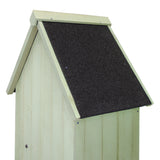Gartenschrank aus grünem Holz mit einem schwarzen, schindelartigen Dach, ideal für die Aufbewahrung von Gartenwerkzeugen und Zubehör
