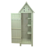 Gartenschrank aus Holz in sanftem Grün mit einem spitzen Dach, zwei Türen, Haken und mehreren Regalen für Gartenutensilien und Dekoration