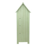 Hochformatiger Gartenschrank aus grünem Holz mit schmalen vertikalen Paneelen und einem spitzen Dach, ideal für die Aufbewahrung im Garten