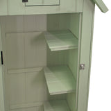 Gartenschrank aus Holz in sanftem Grün, mit mehreren offenen Regalen und einer Tür, die einen rustikalen, natürlichen Look vermittelt