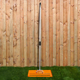 Rasenrakel in leuchtendem Orange mit einem stabilen, silbernen Griff und einer breiten, flachen Basis, ideal für die Rasenpflege