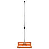Rasenrakel in leuchtendem Orange mit einem stabilen, silbernen Griff und einer breiten, flachen Basis für effizientes Rasenlüften und -bearbeiten