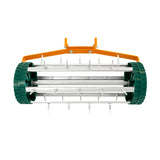 Rasenrakel in leuchtendem Orange mit grünem Gummirad und Metallstangen, ideal zum Lüften und Pflegen von Rasenflächen