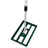 Grüner T-Mech Rasenrakel mit 50 cm breiter, stabiler Kunststoffbasis und Aluminiumstiel, ideal zum Nivellieren und Lüften von Rasenflächen