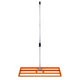 Rasenrakel in leuchtendem Orange mit einem stabilen Aluminiumgriff und einer breiten, strukturierten Arbeitsfläche für effizientes Rasenlüften