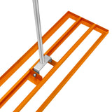 Rasenrakel mit 100 cm breiter, orangefarbener Metallfläche und stabiler Aluminiumstange, ideal zum Glätten und Lüften von Rasenflächen