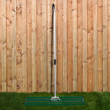 Grüner T-Mech Rasenrakel mit 100 cm breiter Arbeitsfläche, aus robustem Material, ideal für die Rasenpflege, vor einer Holzlattenwand