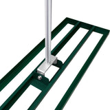 Grüner Rasenrakel mit 100 cm breiter, stabiler Metallbasis und einem robusten, silbernen Griff für effektives Rasenlüften und -pflege
