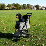 Haustierwagen in gewebtem Grau mit Regenabdeckung, ausgestattet mit großen Rädern, ideal für Spaziergänge im Park, mit einem glücklichen Hund darin
