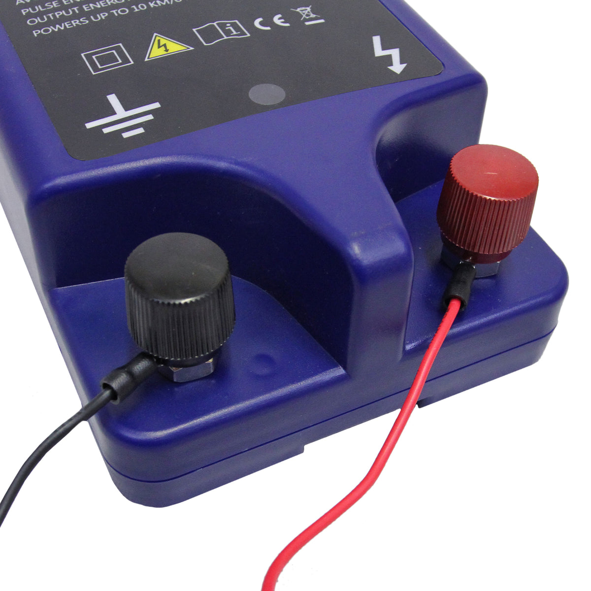 Blaues elektrisches Zaungerät mit roten und schwarzen Anschlussklemmen, geeignet für Geflügelnetze, robustes Gehäuse und klare Bedienfeldsymbole