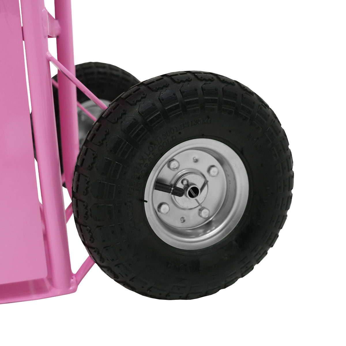 Schwarzes Gummirad mit silberner Felge, montiert an einem tragbaren, rosa Gestell für die Deluxe-Pferdedusche, ideal für den mobilen Einsatz