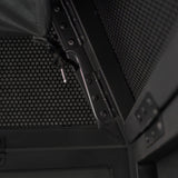 Schwarze DJ Disco Booth Kabine mit einem strukturierten, metallischen Gitter und stabilen Befestigungen, ideal für Veranstaltungen und Partys