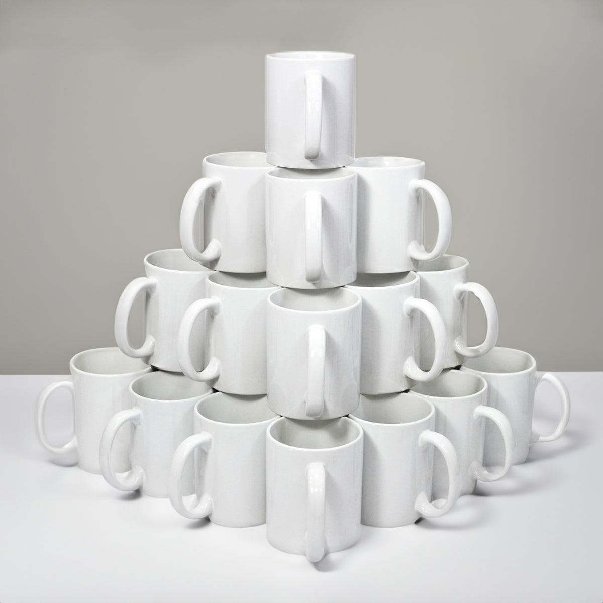 72 weiße Sublimationsbecher in verschiedenen Positionen, glänzende Keramikoberfläche, ideal für personalisierte Designs und kreative Projekte