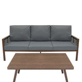 Vielseitige 4-teilige Aluminium-Sofagarnitur in Holzoptik mit grauen Polstern und einem eleganten, rechteckigen Tisch aus Holz mit Streifenmuster