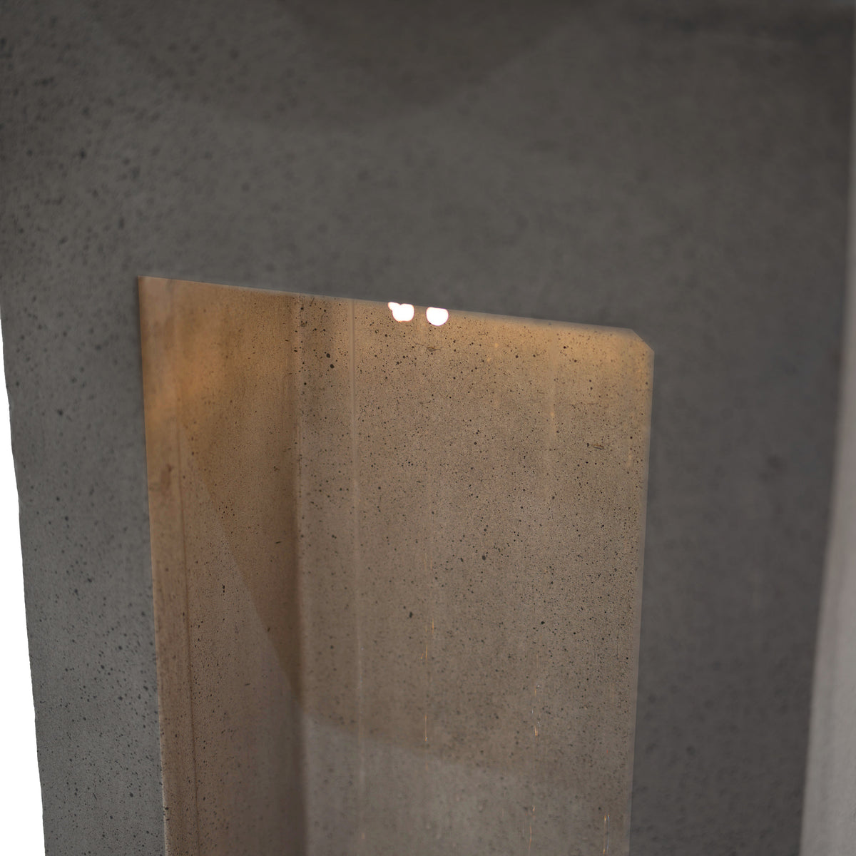 Elegante elektrische Wasseranlage "Serenity Falls" aus grauem Beton mit klaren Wasserflächen und sanften Lichtreflexionen, ideal für entspannende Umgebungen