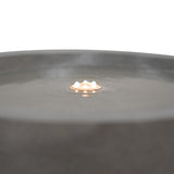Elegante, runde Wasseranlage "Serenity Falls" aus grauem Beton mit sanften Wasserbewegungen und warmem Licht, ideal für entspannende Atmosphären