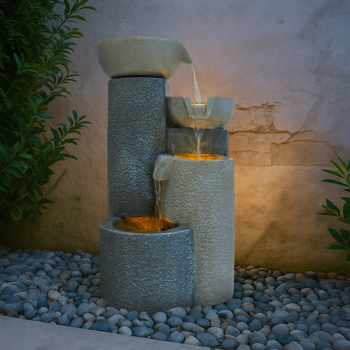 Elegante elektrische Wasseranlage "Tranquil Tiers" mit mehreren Schalen in sanften Grautönen, die Wasser sanft über glatte Steine fließen lassen