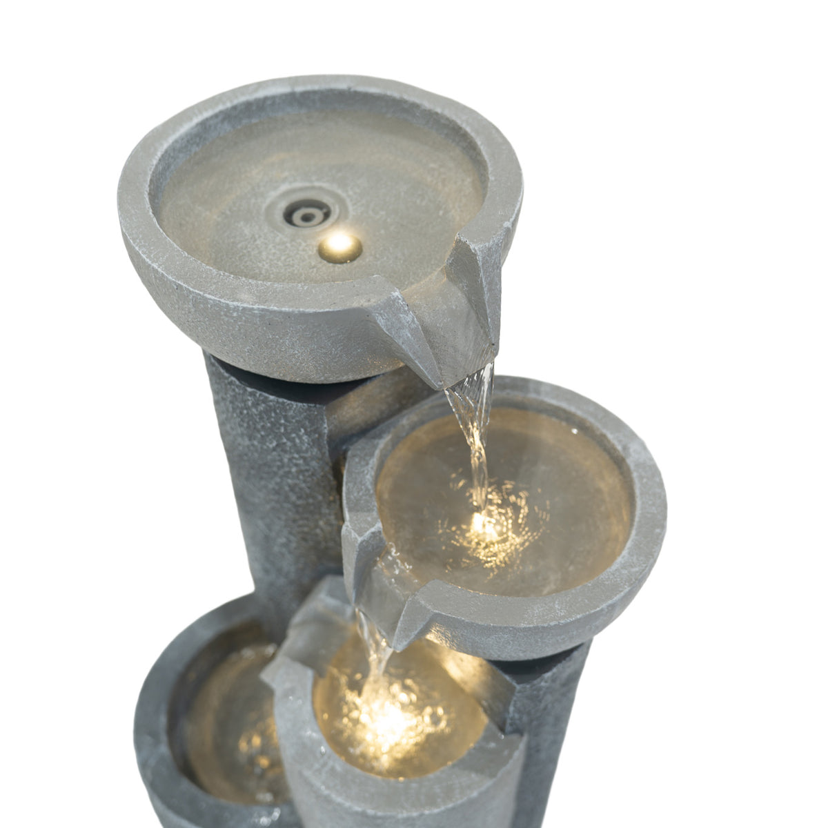 Drei-stufige elektrische Wasseranlage in grauem Steinlook, mit sanft fließendem Wasser und warmem Licht, ideal für entspannende Gartenatmosphäre