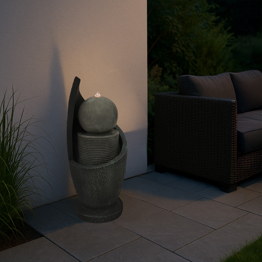 Elegante elektrische Wasseranlage "Zen Cascade" mit runder, grauer Kugel und sanft fließendem Wasser, ideal für entspannende Gartenatmosphäre