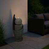 Elegante elektrische Wasseranlage "Zen Cascade" mit runder, grauer Kugel und sanft fließendem Wasser, ideal für entspannende Gartenatmosphäre