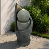 Elegante elektrische Wasseranlage "Zen Cascade" aus grauem Stein, mit geschwungenen Formen, einer runden Kugel und sanft fließendem Wasser, ideal für Garten und Terrasse