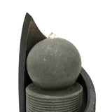 Elegante elektrische Wasseranlage "Zen Cascade" mit grauer Kugel, strukturiertem Stein und sanft fließendem Wasser, ideal für entspannende Atmosphären