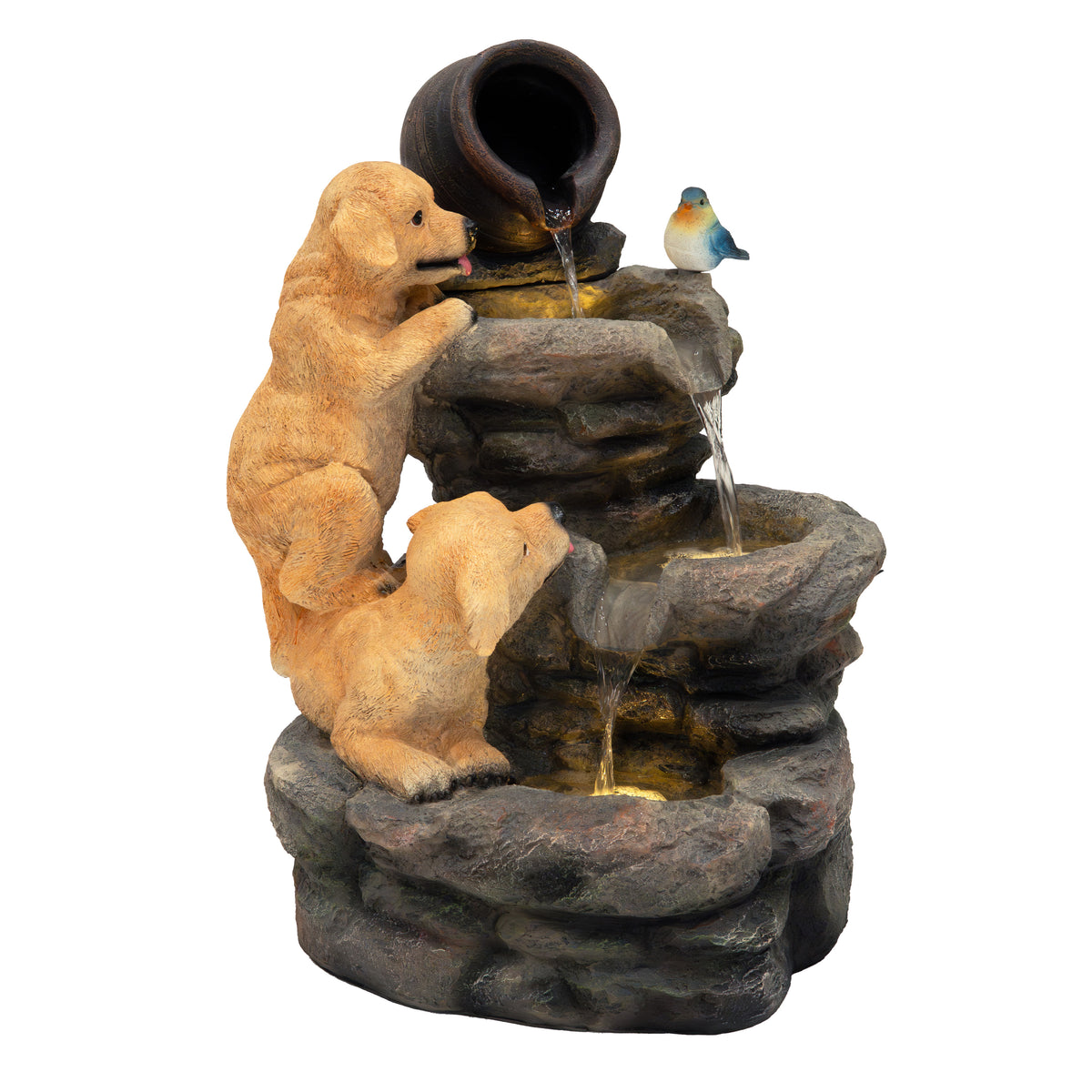 Zwei goldene Retrieverwelpen spielen an einer stilvollen, mehrstufigen Wasseranlage aus Stein mit einem Wasserfall und einer kleinen Vogelfigur