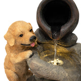Eine realistische, beige Hundestatue mit fröhlichem Gesicht, die an einer steinernen Wasseranlage steht, aus der glitzerndes Wasser fließt