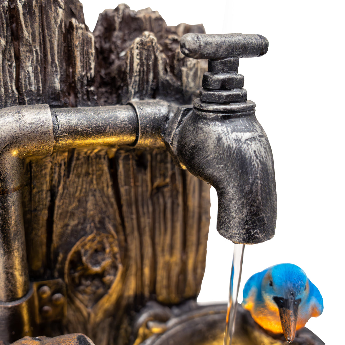 Detailreiche elektrische Wasseranlage "Otter Oasis" mit rustikalem Holzdesign, glänzendem Wasserhahn und lebhaftem blauen Vogel, der Wasser empfängt