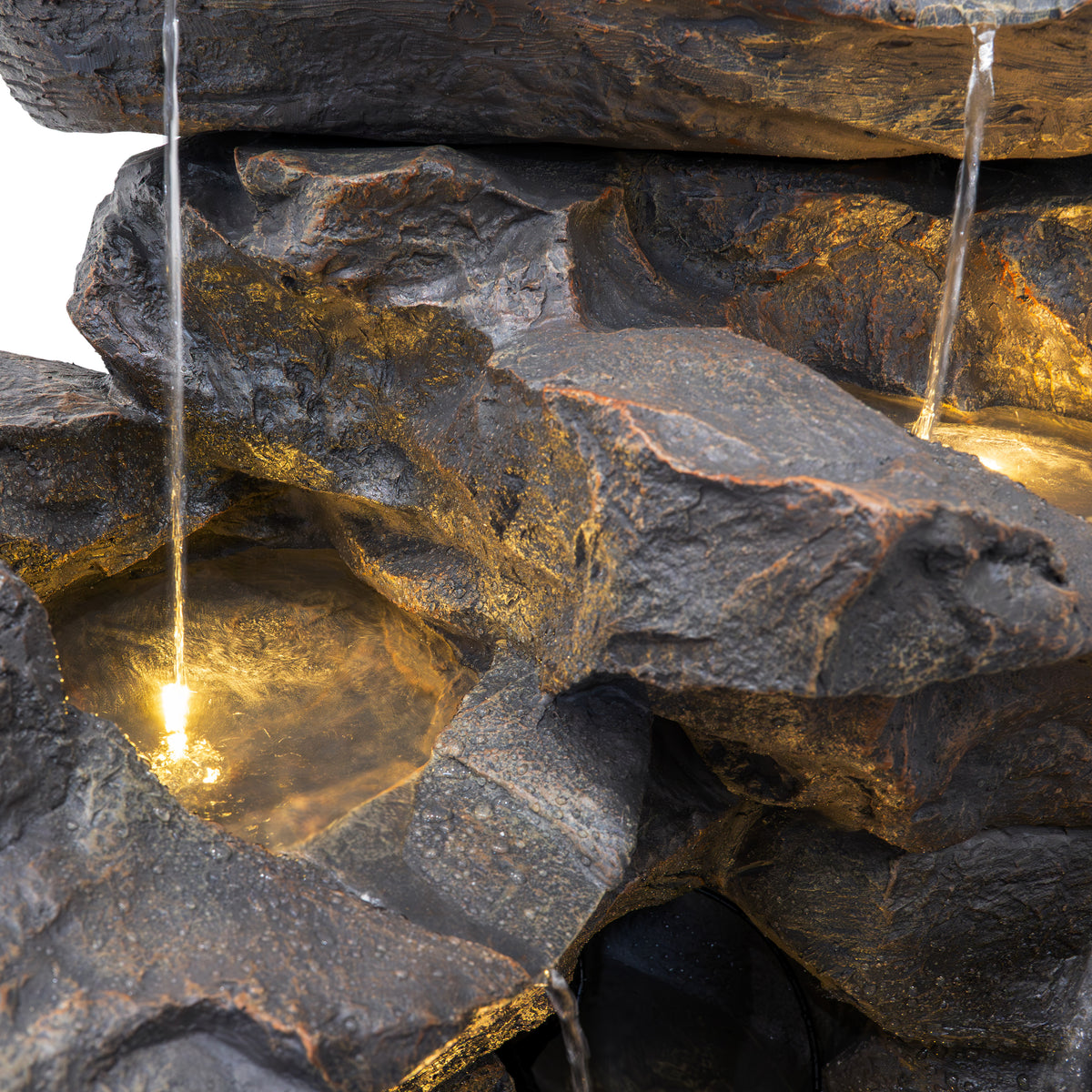 Rustikale Wasseranlage "Rustic Rapids" mit realistischen Steinen, sanft fließendem Wasser und warmem Licht, das die Textur der Oberfläche betont