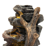 Natürliche Wasseranlage "Willow Springs" aus grauem Stein mit Holzdetails, sanft fließendem Wasser und goldenen Akzenten für entspannende Atmosphäre