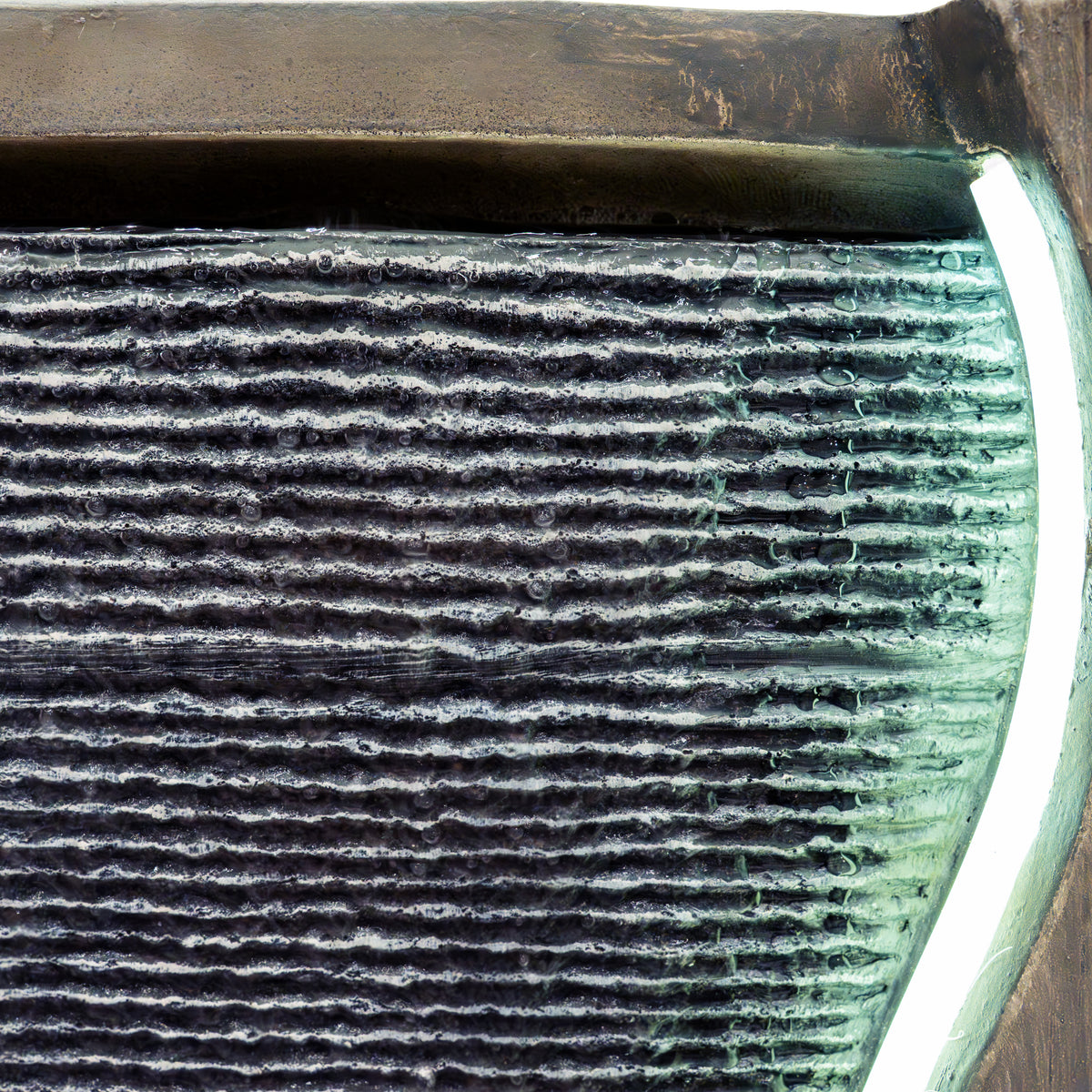 Die elektrische Wasseranlage "Harmony Falls" zeigt eine elegante, strukturierte Oberfläche mit sanften Wellen und sanftem Licht, das die Textur betont