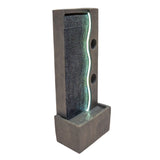 Moderne elektrische Wasseranlage "Harmony Falls" aus grauem Beton mit sanftem Wasserfluss, beleuchtet von einer grünen LED-Leiste, elegantes Design