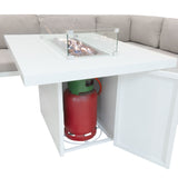 Modulares Gartenmöbelset in Weiß mit gepolsterten Sitzflächen und integrierter Feuerstelle, darunter ein roter Gaszylinder verborgen